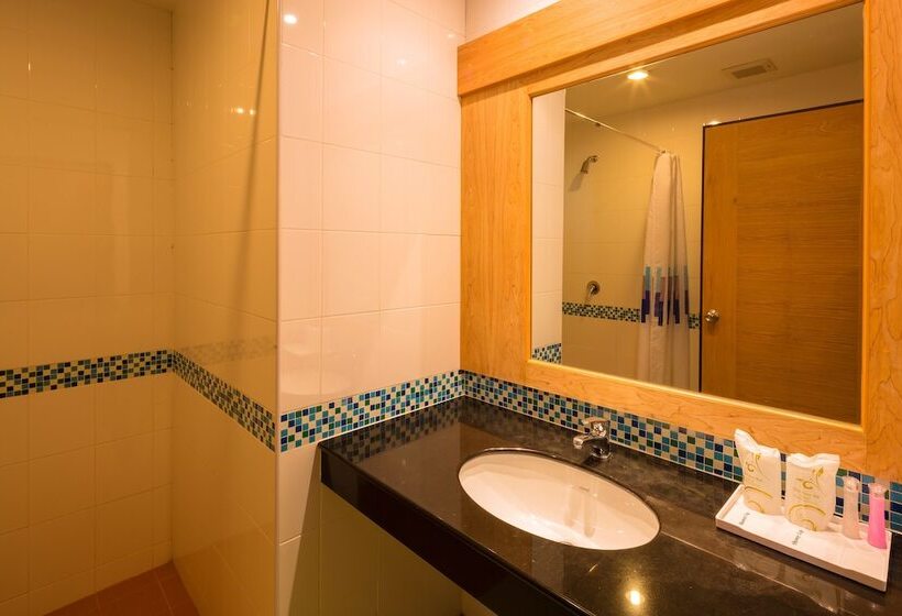غرفة بريميوم مطلة على حمام السباحة, Sungthong Kamala Beach Resort