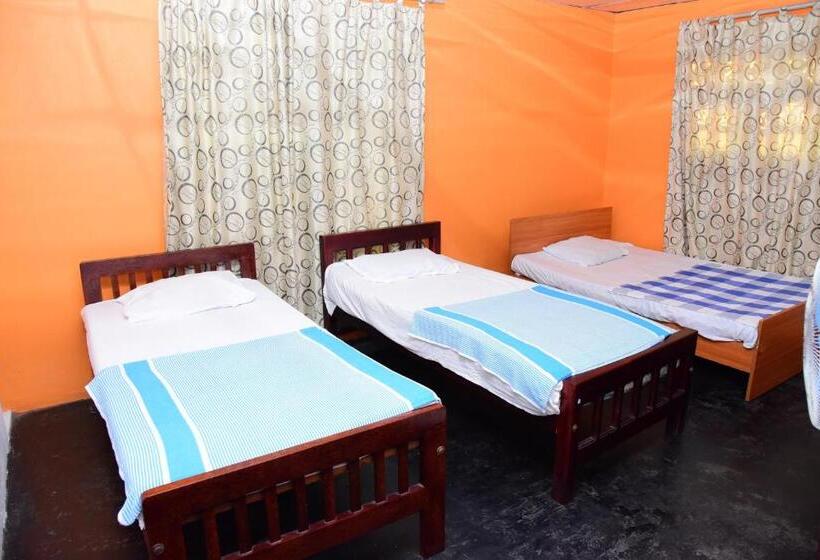 Трехместный Номер Стандарт Совместная Ванная, Airport Tourist Hostel