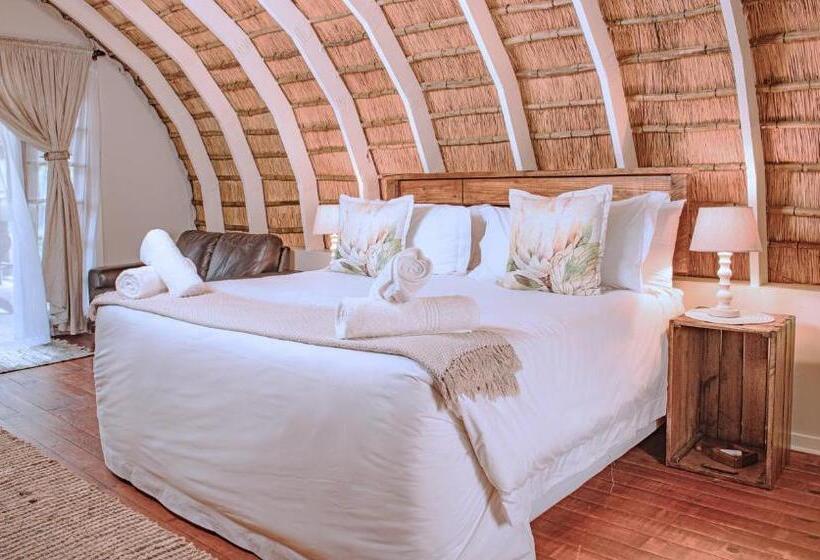 Suite with lake view, Serenity Mountain And Forest Lodge