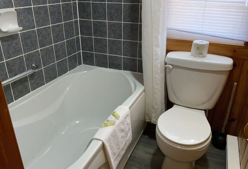 Suite with lake view, Tally Ho Inn