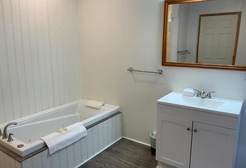 Suite with lake view, Tally Ho Inn