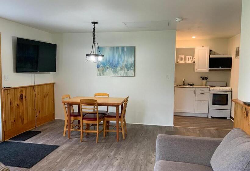 Suite with lake view, Tally Ho Inn