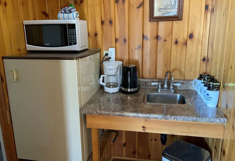 Suite with lake view, Tally Ho Inn
