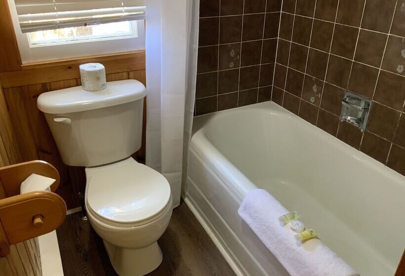 Suite with lake view, Tally Ho Inn