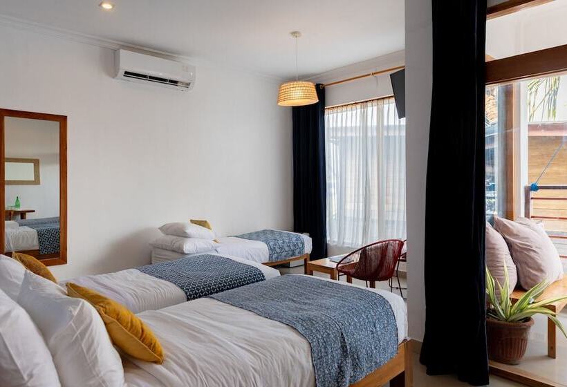 Трехместный Номер Стандарт Боковой Вид на Море, Pesona Beach Resort & Spa
