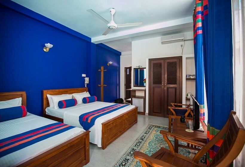 اتاق استاندارد سه نفره, Villa Baywatch Rumassala