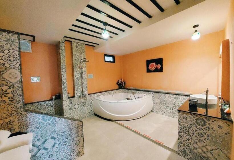 자쿠지 스위트, Retro Box Hotel Chumphon
