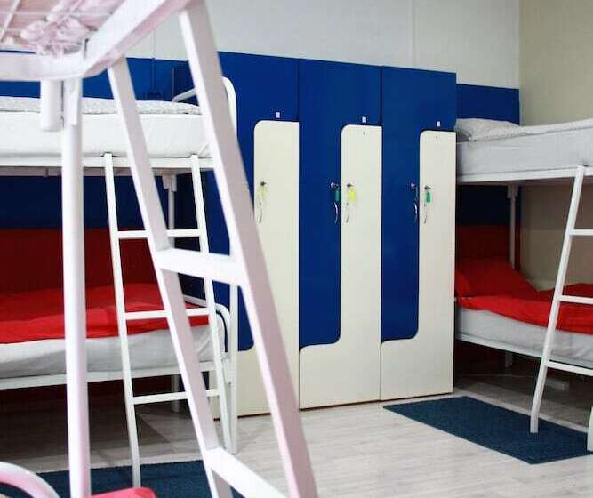 共用房间的床, Sky Hostel