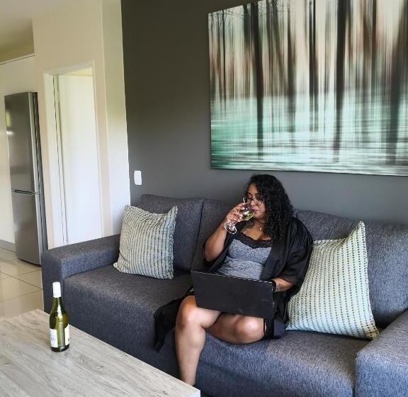 דירת חדר, The Capital On Bath