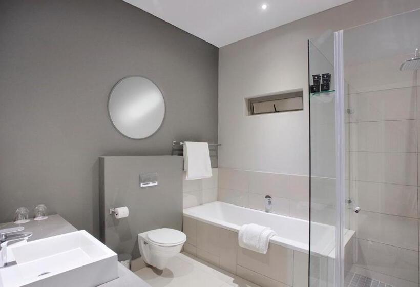 דירת חדר, The Capital On Bath