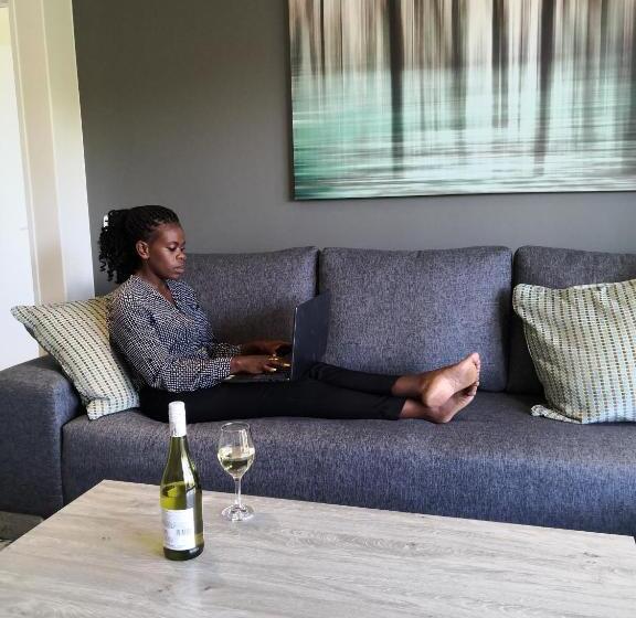 דירת שני חדרים, The Capital On Bath