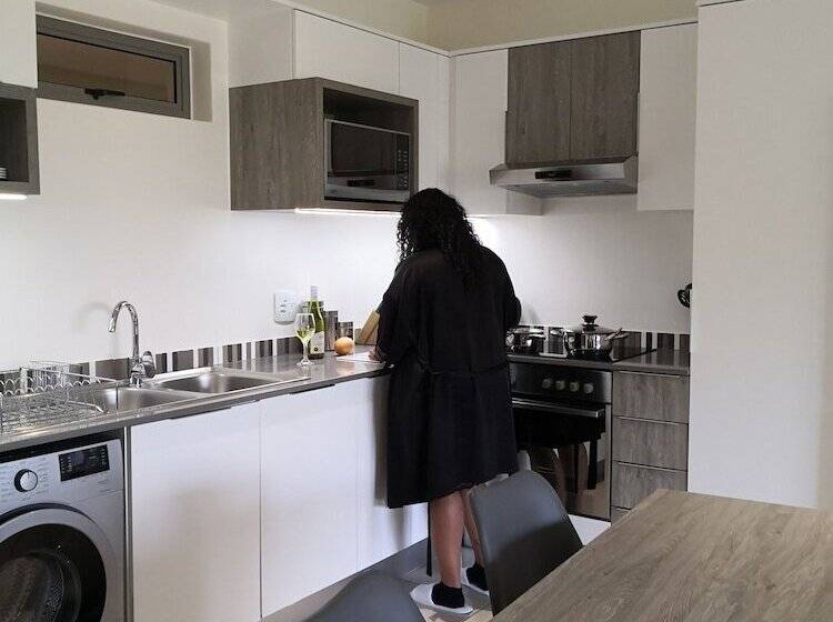 דירת חדר, The Capital On Bath