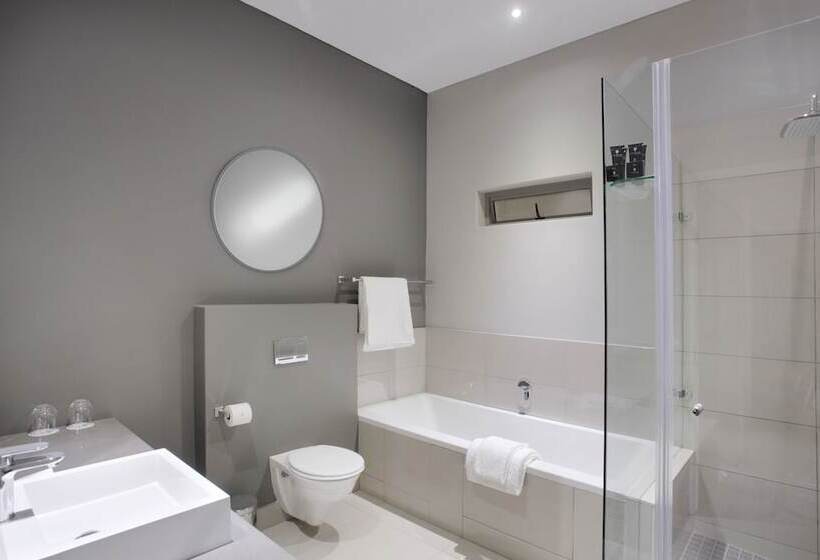 דירת שני חדרים, The Capital On Bath