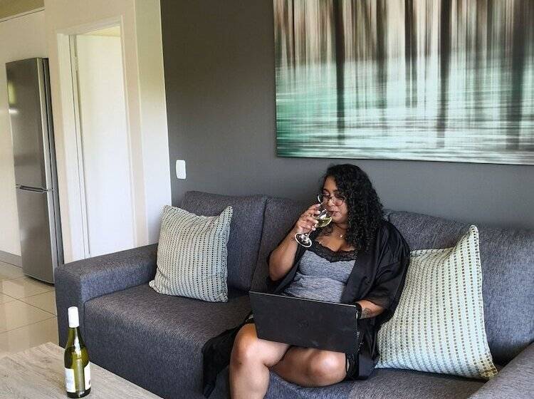 דירת שני חדרים, The Capital On Bath