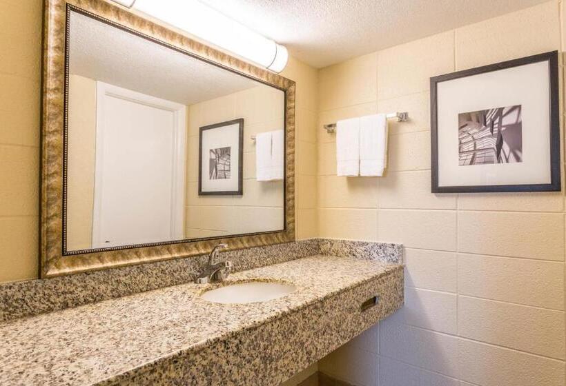 Стандартный Номер Кровать Кинг, Howard Johnson By Wyndham Virginia Beach At The Beach