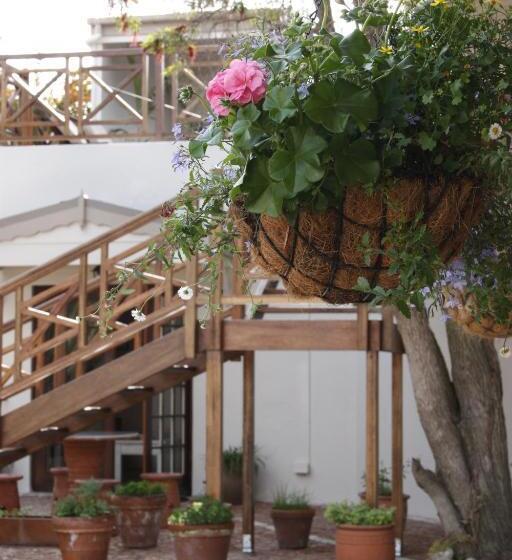 스탠다드 스튜디오, The Potting Shed Guest House