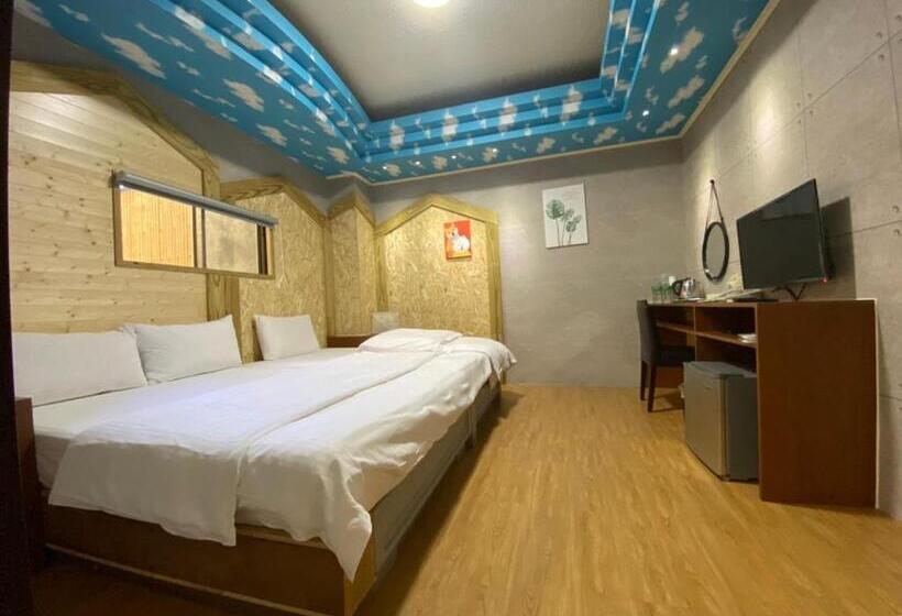 اتاق راحتی سه تخته, Tainan Inn