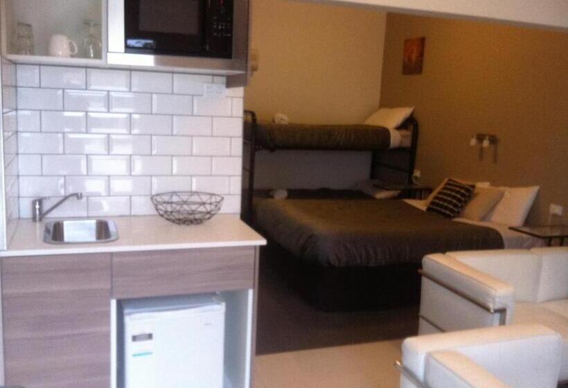 استودیو خانوادگی, Altair Motel