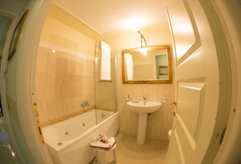 اتاق استاندارد سه نفره, B&b Art Suite Santa Brigida