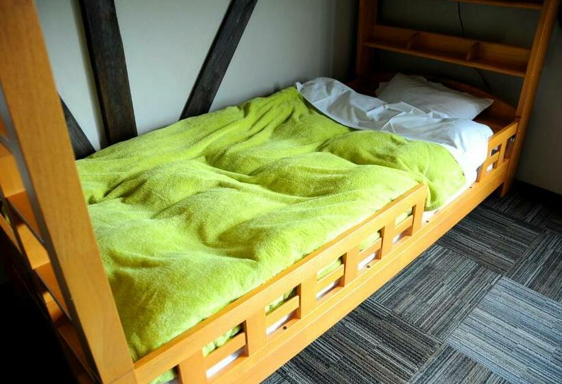 共用房间的床, Sakura Guest House
