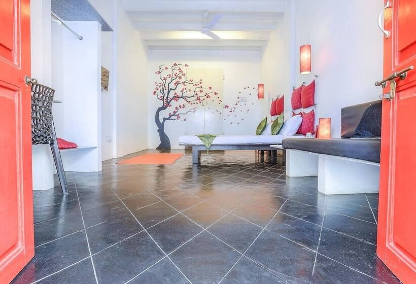 Quarto Deluxe, Itsy Hotels Red Lotus Heritage, Promenade Beach