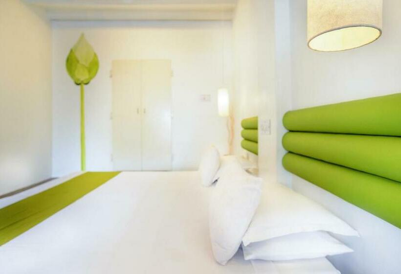Quarto Deluxe, Itsy Hotels Red Lotus Heritage, Promenade Beach