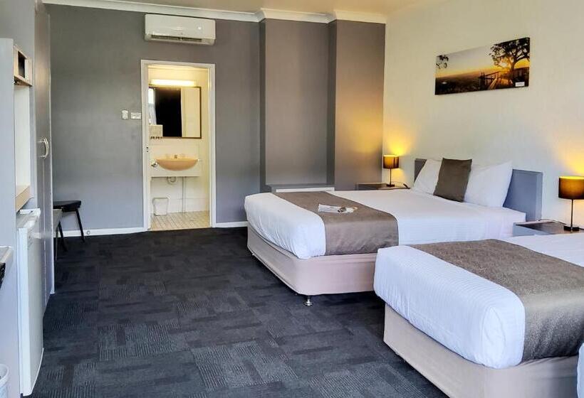 패밀리 룸, Archer Park Motel