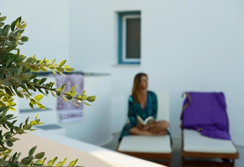 家庭公寓, Athiri Santorini