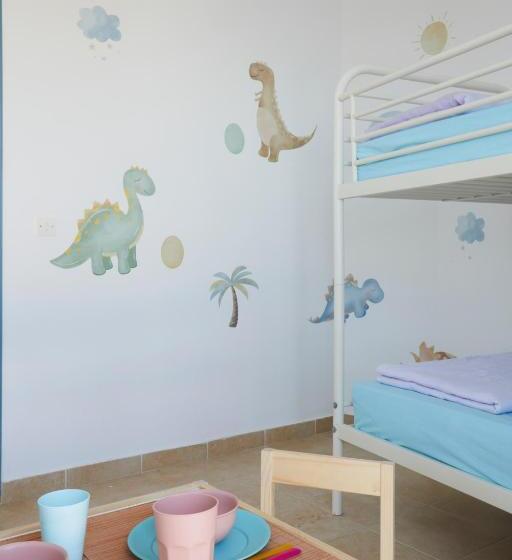 家庭公寓, Athiri Santorini