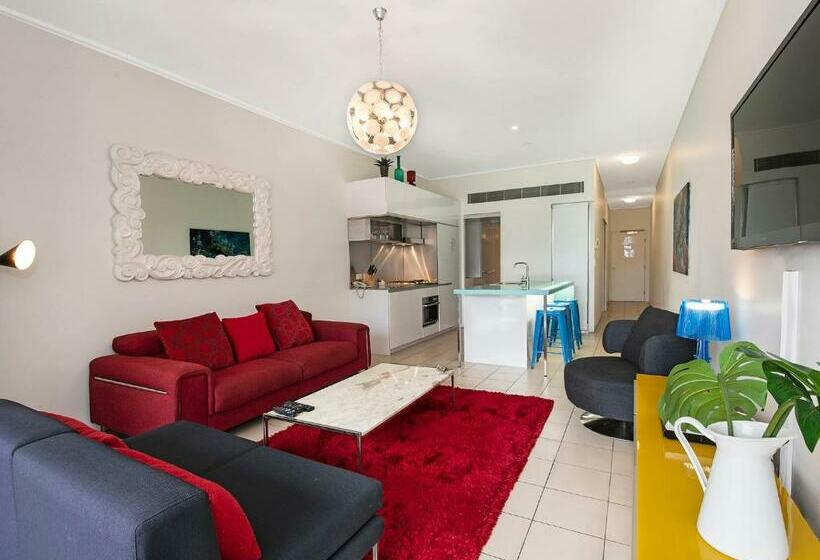 דירת חדר, The Miro Apartments