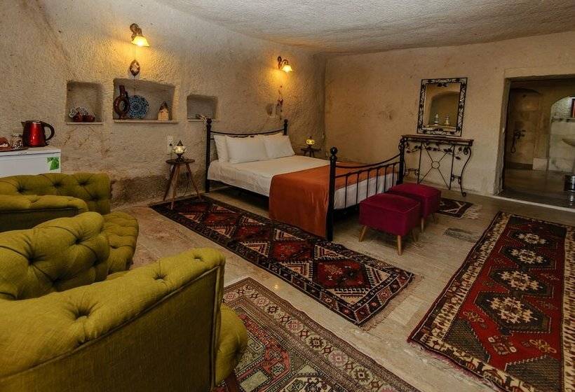Номер Deluxe, Nessa Cave