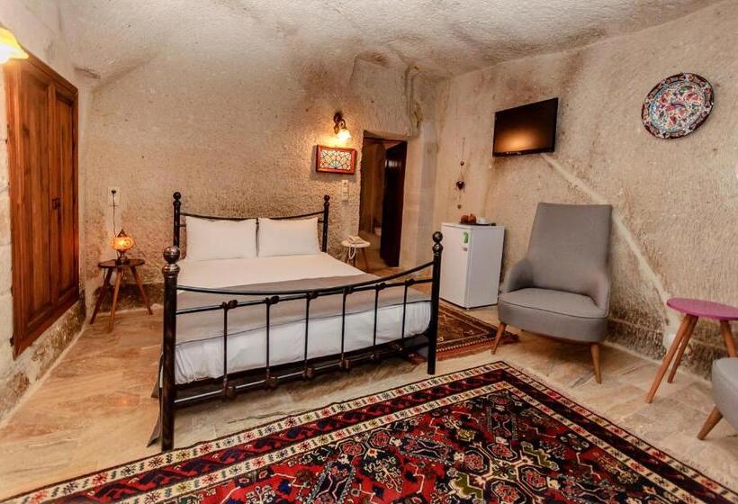 Номер Deluxe, Nessa Cave