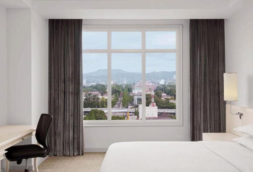 带大床的经典房间, Four Points By Sheraton Bandung