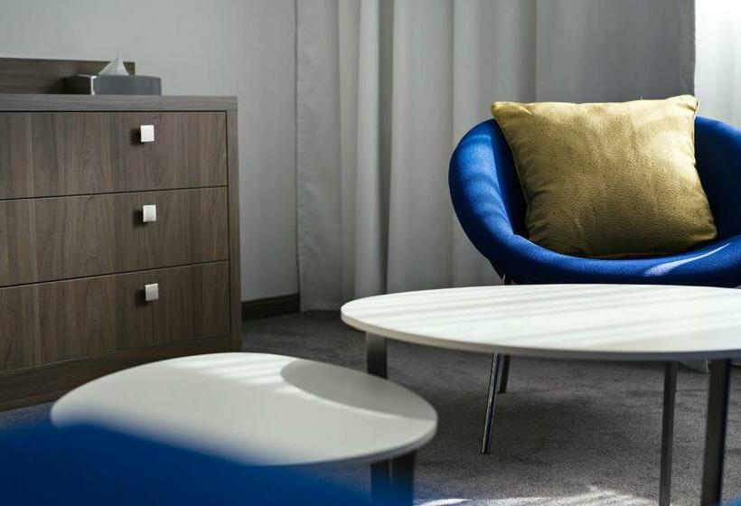 Junior Suite, Golden Tulip Marseille Euromed