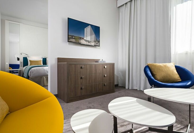 Junior Suite, Golden Tulip Marseille Euromed