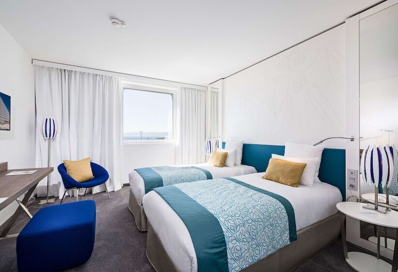 Номер Superior Вид на Море, Golden Tulip Marseille Euromed