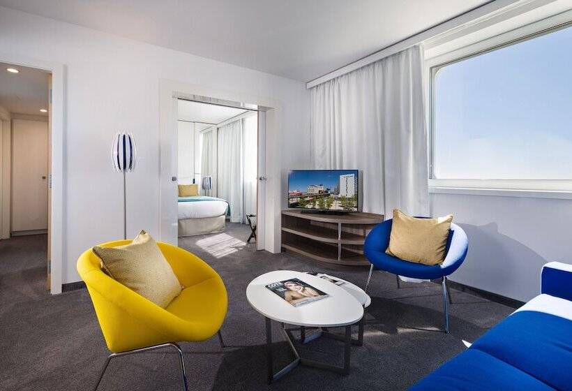 Junior Suite, Golden Tulip Marseille Euromed