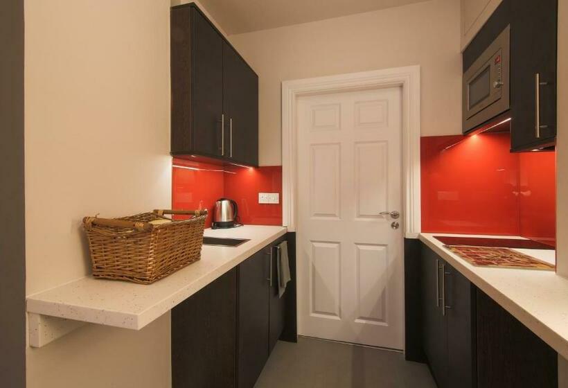 استودیوی استاندارد, Court Residence Apart