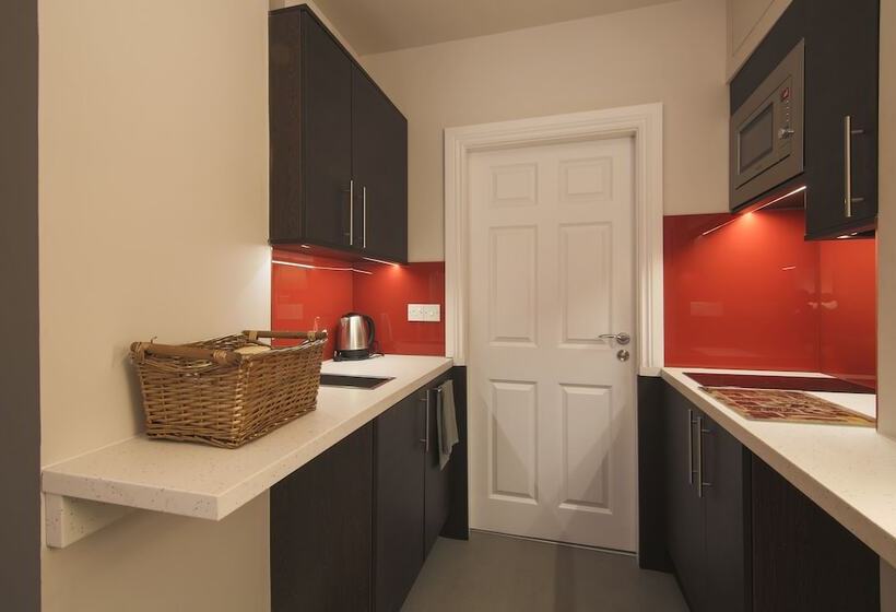استودیوی استاندارد, Court Residence Apart
