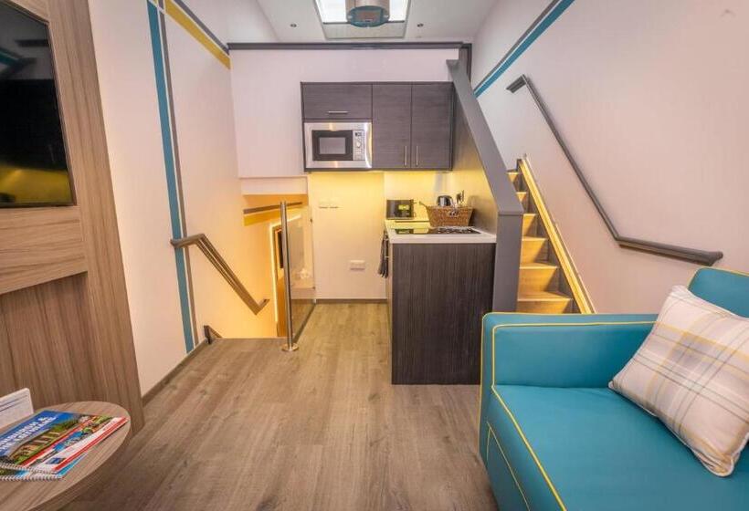 استودیوی استاندارد, Court Residence Apart