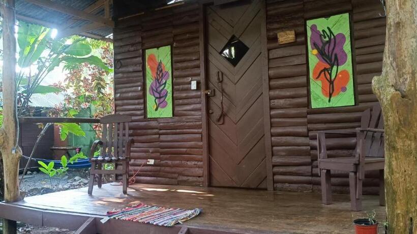 Quarto Quadruplo Estandar Banheiro Compartilhado, Flutterby House Hostel