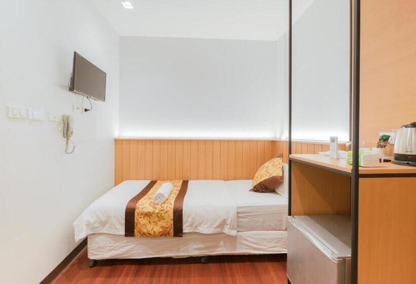 Quarto Estandar Individual, Watergate City