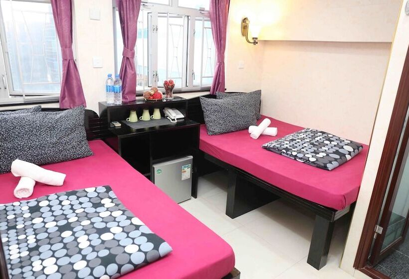 اتاق خانوادگی, Paris Guest House