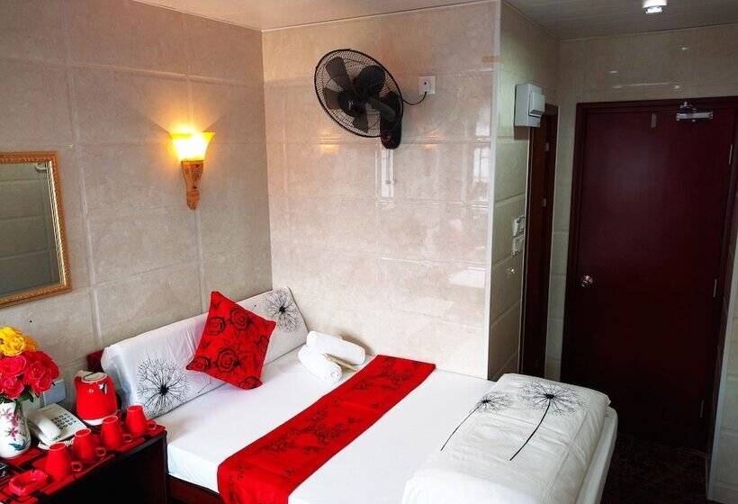 اتاق خانوادگی, Paris Guest House