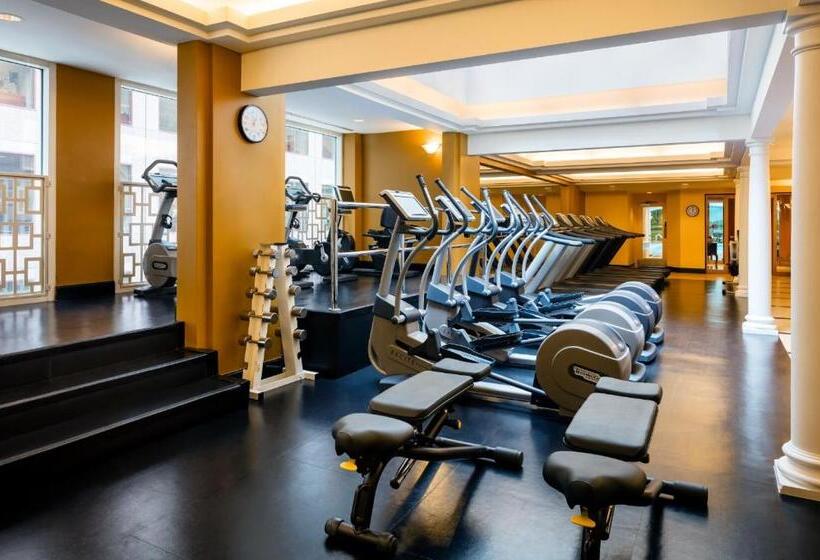 带大床的套房, Fairmont Royal York Gold Experience
