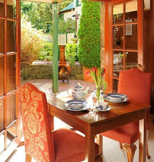 스위트, Mary Cards Coach House