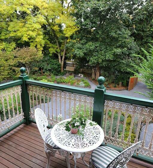 스위트, Mary Cards Coach House