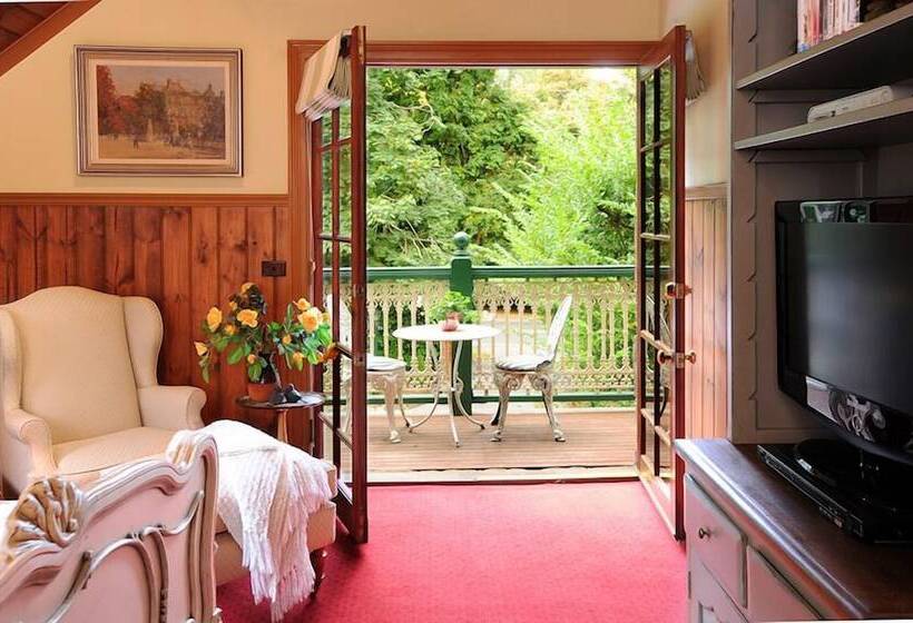 스위트, Mary Cards Coach House