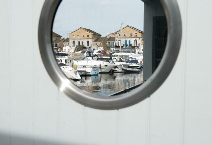 Номер Стандарт с Балконом, Rooms At Penarth Marina