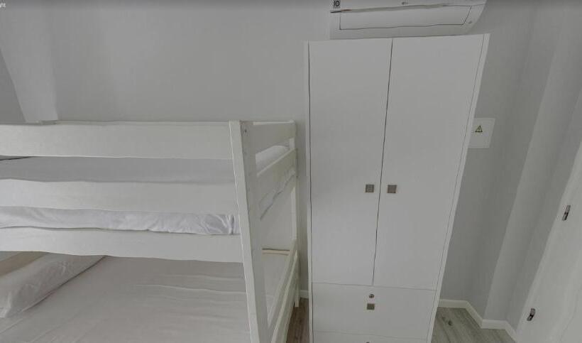 Четырехместный Номер Стандарт с Балконом, We Are Hostel